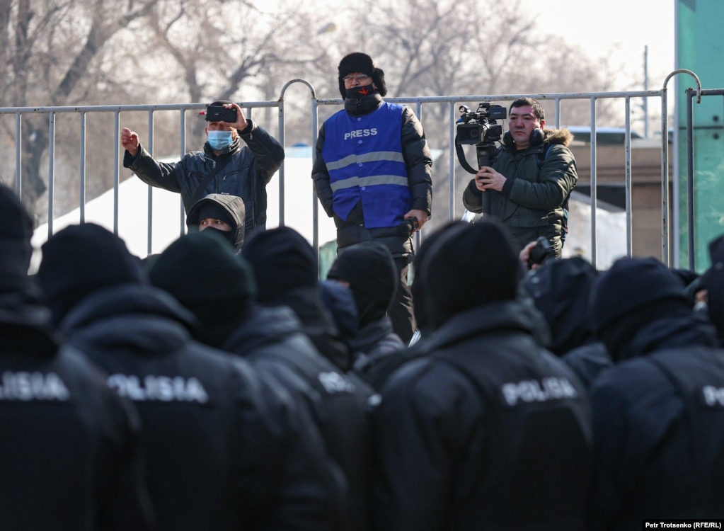Журналисты наблюдают за митингом. Алматы, 28 февраля 2021 года.