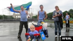 Многие десантники пришли в городской сад вместе с подругами, детьми и даже с родителями