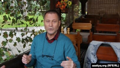 Ол камераға кеудесін көрсетті.