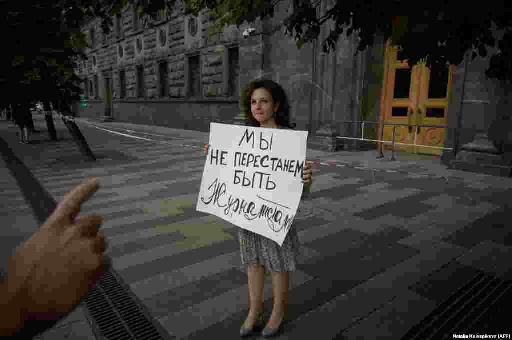 O jurnalistă ține o pancartă pe care scrie &bdquo;Nu încetăm să fim jurnaliști&rdquo;, în semn de solidaritate cu colegii care au fost trecuți drept &bdquo;agenți străini&rdquo; pe lista mijloacelor de informare, lângă sediul Serviciului Federal de Securitate (FSB) din Rusia. &nbsp;