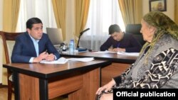 Бош прокурор Отабек Муродов навбатдаги аризачи билан суҳбатлашмоқда. Тошкент, 2019, 25 март.