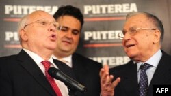 Mihail Gorbaciov (stânga) discută cu fostul președinte român Ion Iliescu (dreapta), la ceremonia de lansare a ziarului „Puterea”, București, 14 aprilie 2010. În centru: Adrian Thiess, la vremea respectivă, consilier financiar al acționarilor acelui ziar.