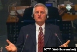 Stevanoviq në gjyqin ndaj Sllobodan Millosheviqit në Hagë, më 2005.