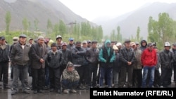 Supporters of Akmatbek Keldibekov block the Osh-Erkechtam highway on June 2.