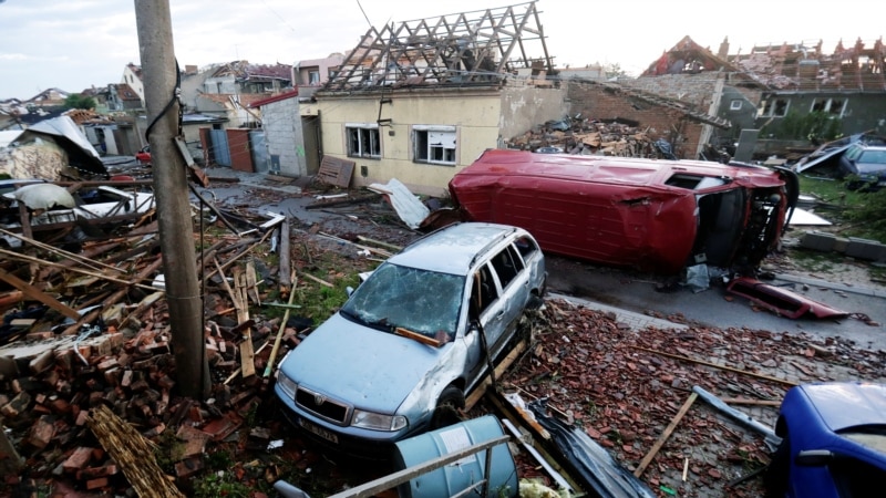 Во Чешка се санираат последиците од торнадото кое однесе 5 животи