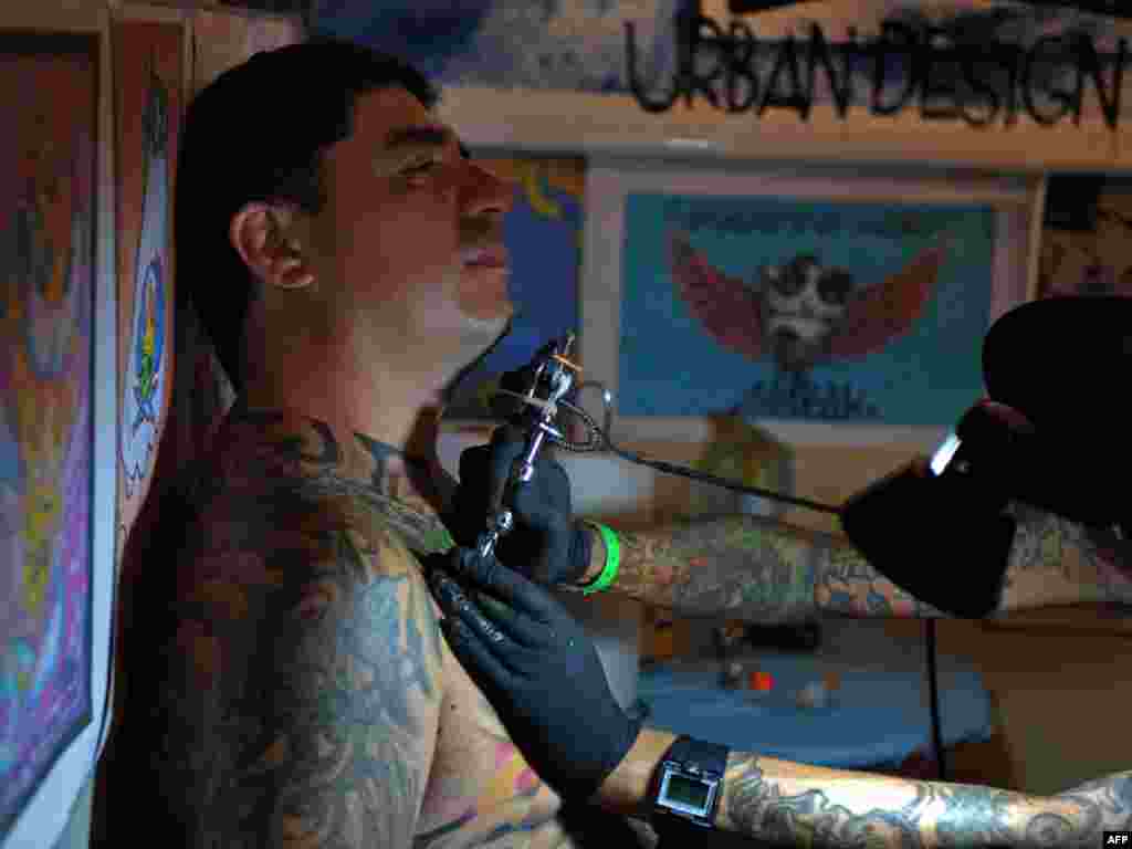 Шоў тату ў Буэнос Айрэсе. Татуіст за працай. 