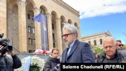 Лидер «Ахали» Ника Гварамия считает, что премьер-министр Ираклий Кобахидзе не имеет права стоять у мемориала 9 апреля. Гварамия вместе с другими лидерами из Альянса оппозиции почтили память погибших 9 апреля. Тбилиси, 2026 г.