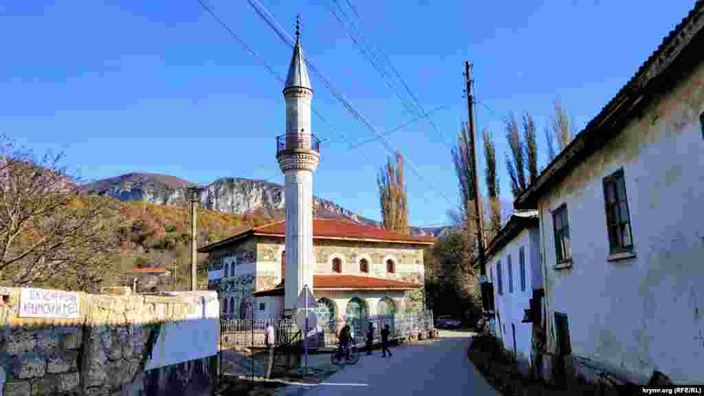 Мечеть розташована в центрі села на пересіченій місцевості на лівому березі річки Коккозка. Споруда є пам&#39;яткою архітектури