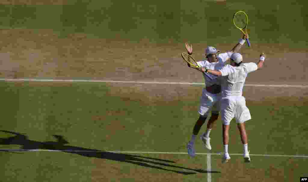 Velika Britanija - Amerikanci, braća Bob i Mike Bryan nakon pobjede na Wimbledonu, London, 6. juli 2013. Foto: AFP / Adrian Dennis
