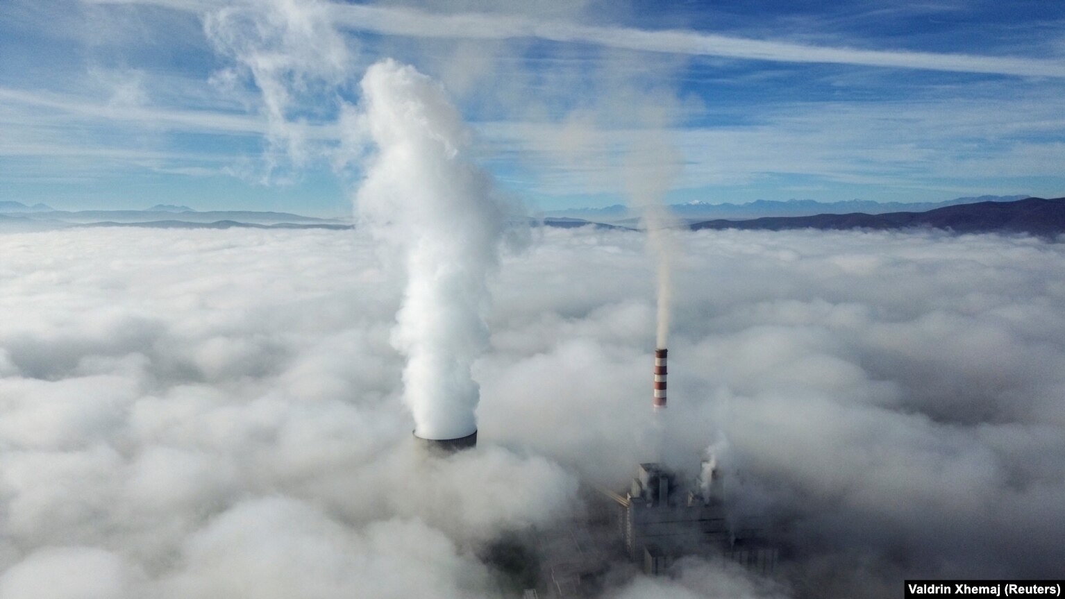 Tymi i liruar nga termocentrali i thëngjillit në Obiliq, 13 nëntor 2025.