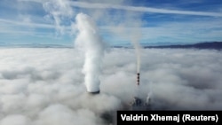 Фотографија од дрон покажува чад како се издига од термоцентралата на јаглен во Обилиќ, Косово, 13 ноември 2025 година.