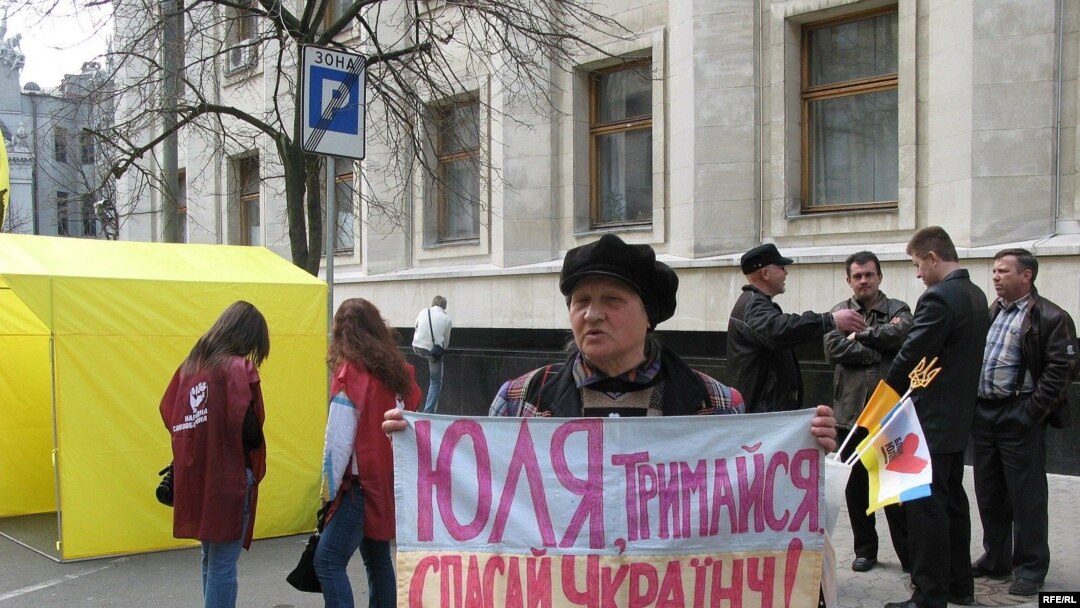 Прогнозы говорят о том, что от политического кризиса на Украине выиграет Юлия Тимошенко