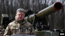 Петро Порошенко під час відвідин однієї з військових частин, квітень 2016 року