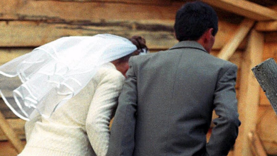 Мен отырмын інімнің шұбарын сорып