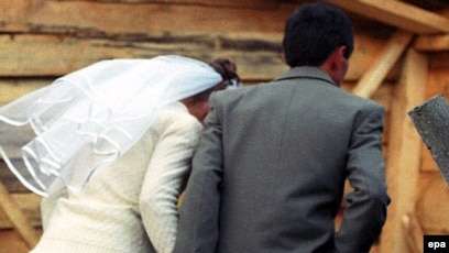 Жалаңаш бөкселер иіліп қалды