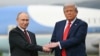 Президент США Дональд Трамп вітає президента Росії Володимира Путіна на злітній смузі після їхнього прибуття на базу Елмендорф-Річардсон в Анкориджі, Аляска, 15 серпня 2025 року