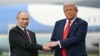 Președintele SUA, Donald Trump (dreapta), îl salută pe președintele rus Vladimir Putin pe pista aeroportului Joint Base Elmendorf-Richardson din Anchorage, Alaska, pe 15 august.