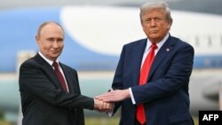 აშშ-ისა და რუსეთის პრეზიდენტები, დონალდ ტრამპი (მარჯვნივ) და ვლადიმირ პუტინი ალასკაში. 15 აგვისტო, 2025.