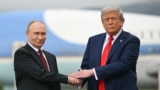 Доналд Трамп (рост) ва Владимир Путин (чап). Аляска, 15-уми августи 2025 