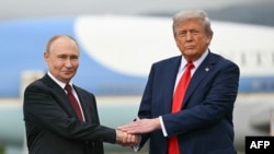 Доналд Трамп (рост) ва Владимир Путин (чап). Аляска, 15-уми августи 2025 