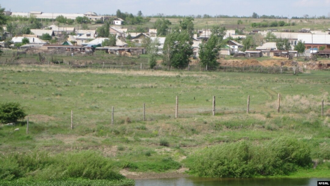 На границе Казахстана и России. Вид на речку Уй и российский пригородный поселок "Плодопитомник". Июнь 2009 года. 