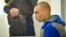 Sergentul rus Vadim Șișmarin a fost găsit vinovat pentru uciderea unui civil în vârstă de 62 de ani, pe 28 februarie, în apropiere de satul Ciupahivka, în regiunea Sumî din nord-estul Ucrainei. Imagine din timpul procesului, joi, 19 mai 2022. 