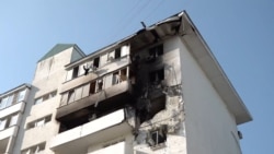 Кадр из видео, на котором видны повреждения многоэтажного дома в Новороссийске, 12 августа 2026 года