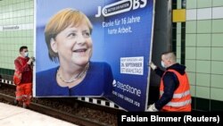 Илустрација - Канцеларката Ангела Меркел на рекламно пано во Германија