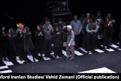 بهرام بیضایی (وسط) پس از پایان اجرای مارس ۲۰۱۸ نمایش چهارراه