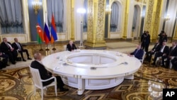 Russia - Russian President Vladimir Putin, center, Azerbaijani President Ilham Aliyev, left, and Armenian Prime Minister Nikol Pashinyan attend a trilateral meeting on the sidelines of the Eurasian Economic Union summit in Moscow, May 25, 2023.