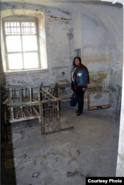 Dana Badea s-a întors la Jilava în 2017, alături de un grup de persoane care au fost arestate în 1989. În poză, aceasta se afla în celula în care și-a petrecut noaptea dintre 21 și 22 decembrie. întoarsă la Jilava, în 2017, alături de un grup