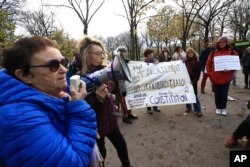Okupljanje ispred Narodne skupštine u Parizu, 24. novembra 2022. uoči rasprave zakonodavaca o prijedlogu da se u ustav zemlje unesu prava na abortus.