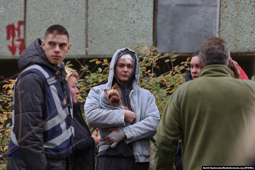 Жителі Деснянського району біля будинку, в який влучив ударний безпілотник армії РФ