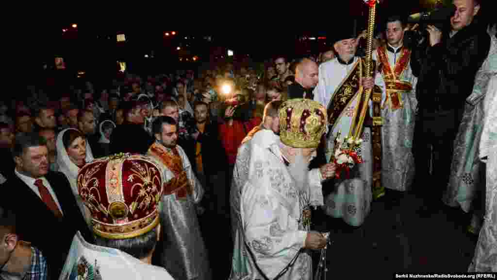 Хресна хода у Великодню ніч в Володимирському соборі за участю Філарета, президента України Петра Порошенка та його дружини Марини, вірян