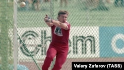 Sergei Litvinov competes at the athletics world championships in Rome in September 1987.