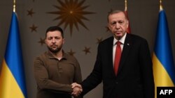 Президент Турции Реджеп Тайип Эрдоган и президент Украины Владимир Зеленским обмениваются рукопожатием после совместной пресс-конференции в Стамбуле, 7 июля 2023 года