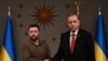 Președintele turc Recep Tayyip Erdogan strânge mâna președintelui ucrainean Volodimir Zelenski după conferința comună de la Vahdettin Mansion in Istanbul pe 7 iulie 2023. (Sursa foto: OZAN KOSE / AFP)