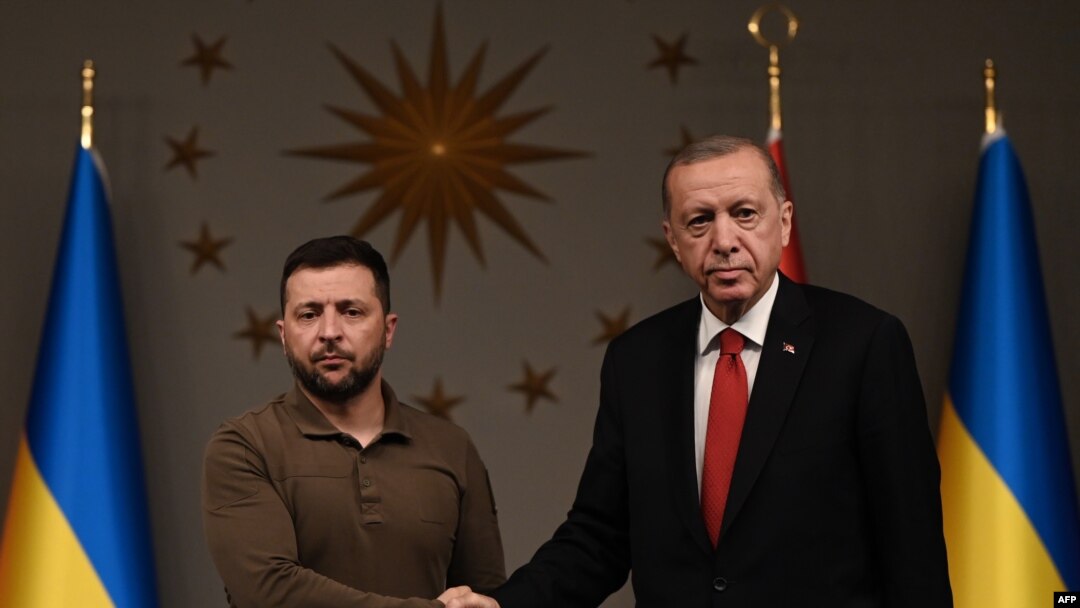 Președintele turc Recep Tayyip Erdogan strânge mâna președintelui ucrainean Volodimir Zelenski după conferința comună de la Vahdettin Mansion in Istanbul pe 7 iulie 2023. (Sursa foto: OZAN KOSE / AFP)