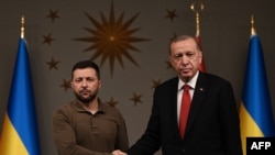 Președintele turc Recep Tayyip Erdogan strânge mâna președintelui ucrainean Volodimir Zelenski după conferința comună de la Vahdettin Mansion in Istanbul pe 7 iulie 2023. (Sursa foto: OZAN KOSE / AFP)