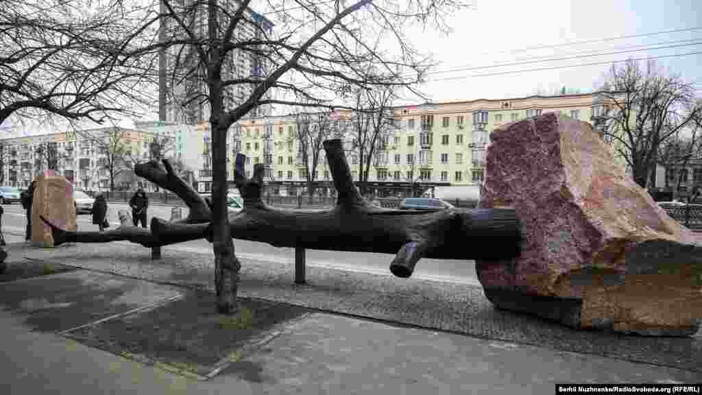 Інсталяція &laquo;Погляд у минуле&raquo; &ndash; це стилізоване дерево та необроблені камені-валуни, на яких розміщені світлини часів нацистської окупації Києва у 1941&ndash;1943 роках, зроблені німецьким військовим фотографом
