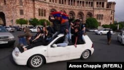 ARMENIA -- A car brings young protesters to Republic Square in Yerevan, April 20, 2018