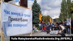 За словами представників мітингувальників, в акції бере участь тисяча людей, за оцінками поліції, – кілька сотень