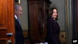 Premierul Netanyahu (s) în urma Kamalei Harris la Casa Albă, pe 25 iulie 2024. 