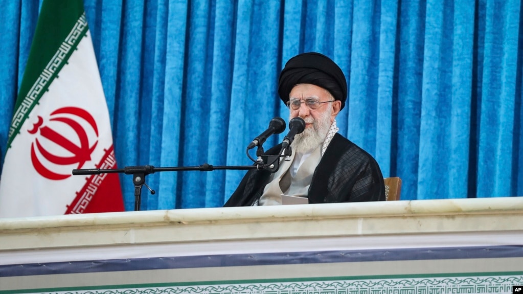 علی خامنهای مدعی شد که «غنیسازی اورانیوم کلید مسئله هستهای است، دشمنان هم روی غنیسازی دست گذاشتهاند»