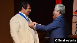 Armenia - Serzh Sarkisian gives a medal to businessman Gagik Tsarukian, 18 Sept2016