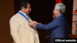 Armenia - Serzh Sarkisian awards a medal to businessman Gagik Tsarukyan in Yerevan, 18Sept2016.