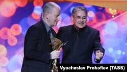 Алексей Красовский получает премию "Ника" в 2017 году