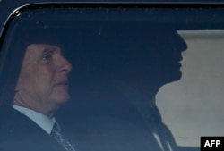 Спецпредставник США Стів Віткофф (ліворуч) та зять президента США Дональда Трампа Джаред Кушнер сидять в автомобілі, Берлін, Німеччина, 15 грудня 2025 року