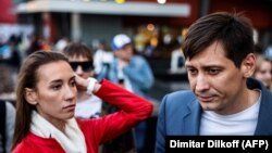 دیمیتری گودکوف، مخالف مشهور پوتین، در کنار همسرش، والریا.