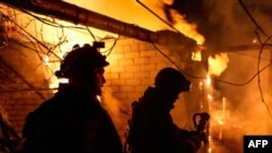 Рятувальники гасять пожежу в будинку після російського обстрілу в Херсоні, 24 листопада 2023 року